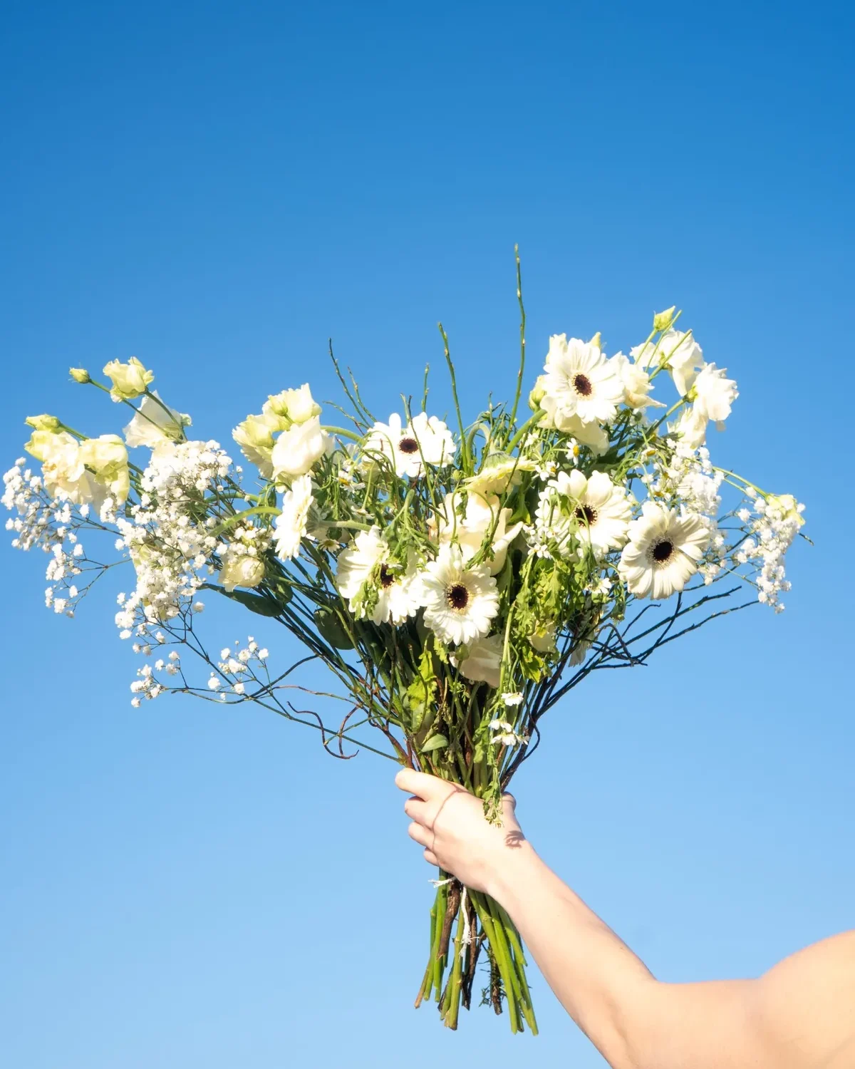 Aura lágy természetes menyasszonyi csokor kézben