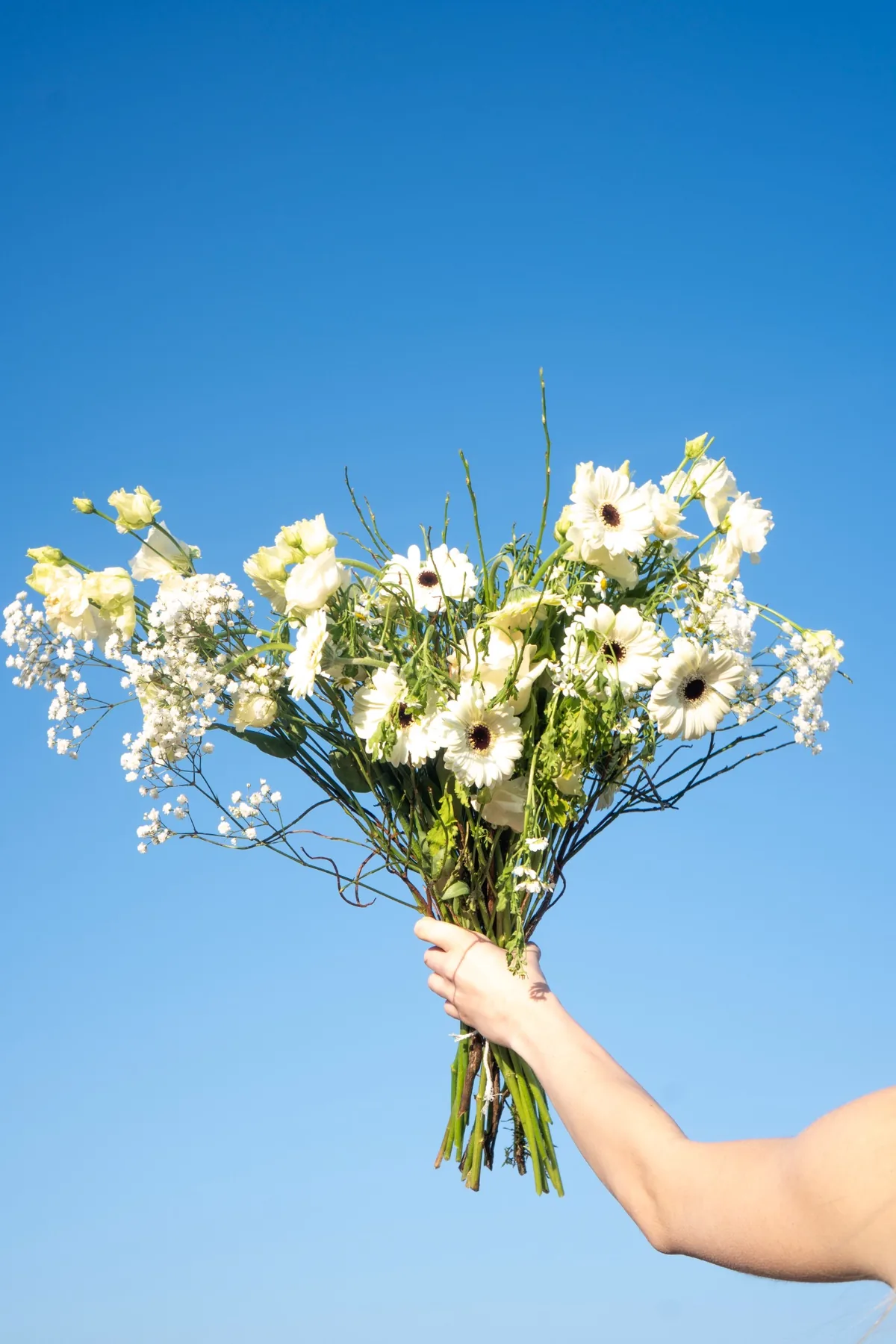 Aura lágy természetes menyasszonyi csokor kézben