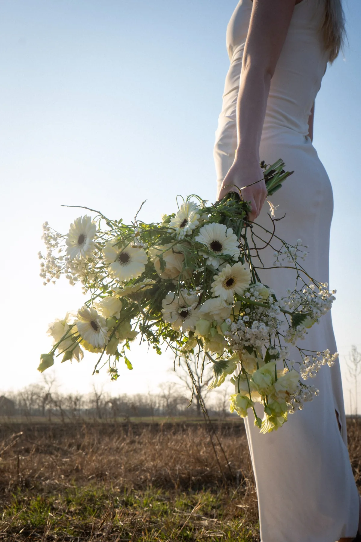 Aura természetes menyasszonyi csokor menyasszony kezében
