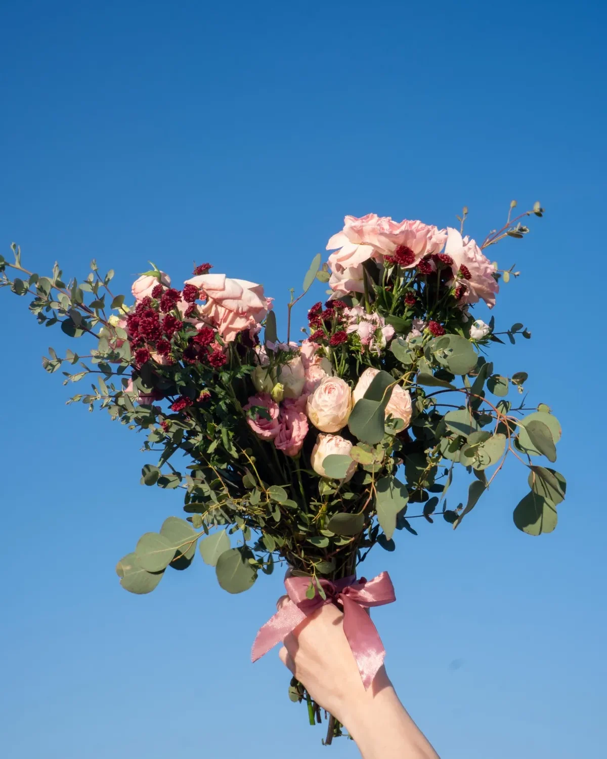 Elina romantikus menyasszonyi csokor kézben