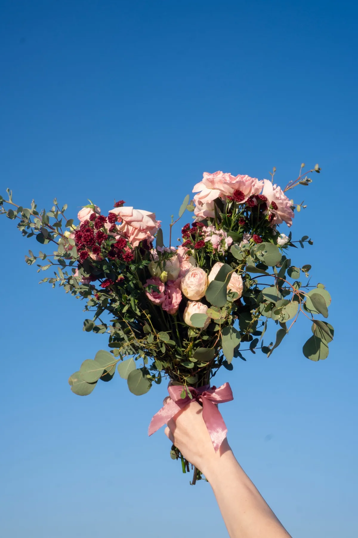 Elina romantikus menyasszonyi csokor kézben