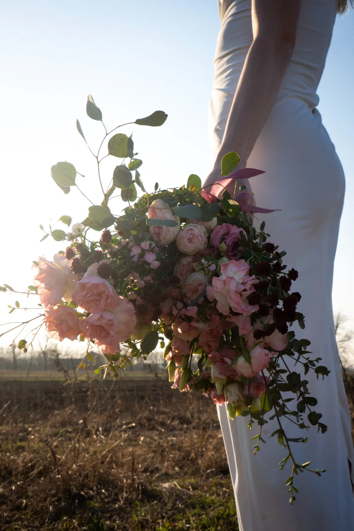 Elina romantikus menyasszonyi csokor menyasszony kezében