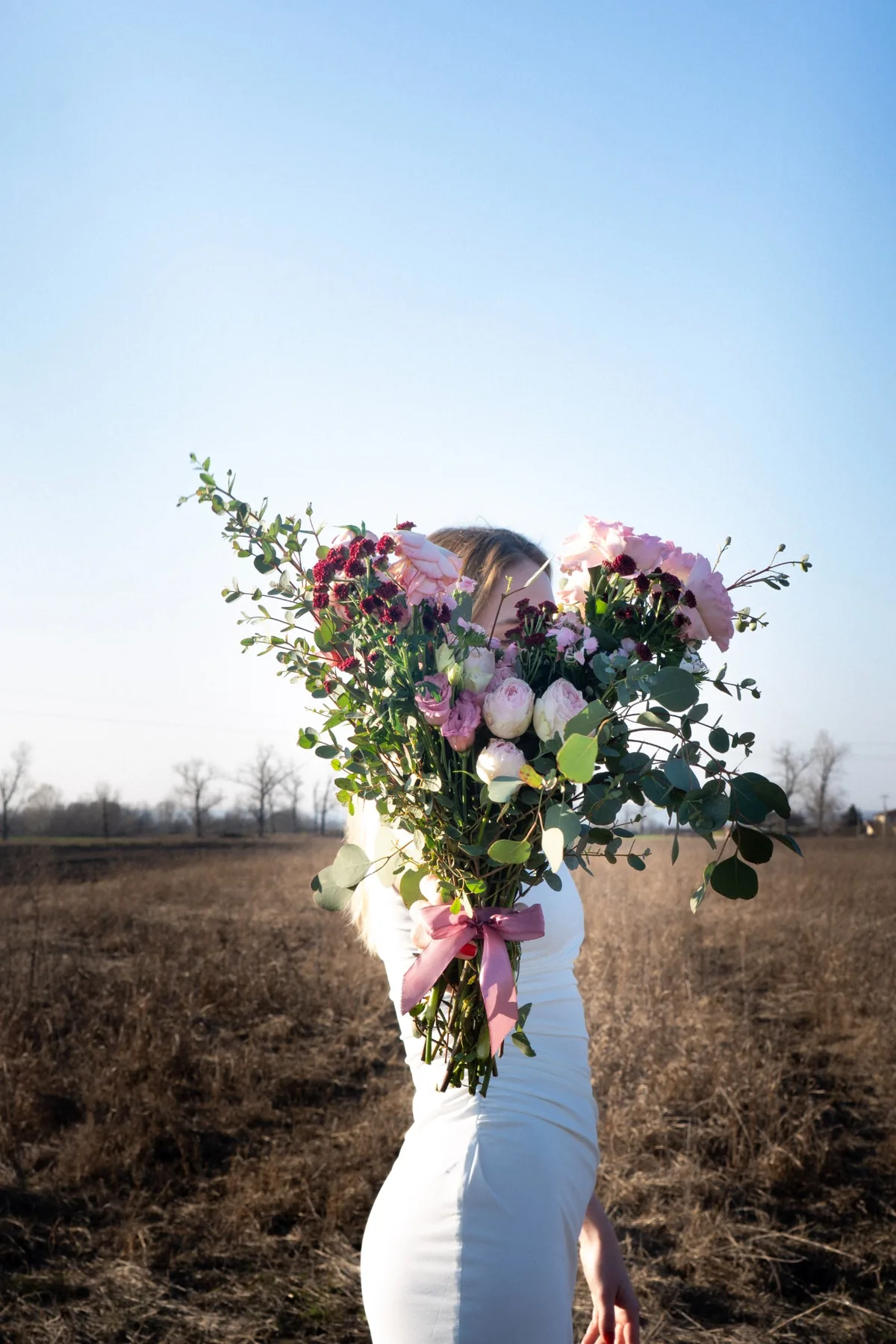 Elina romantikus, szív alakú menyasszonyi csokor rózsával, angol rózsával, liziantusszal, krizantémmal, szegfűvel és eukaliptusszal