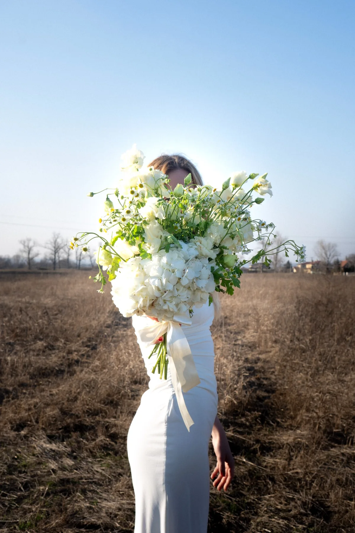 Selene fehér menyasszonyi csokor hortenziával, liziantusszal és kamillával