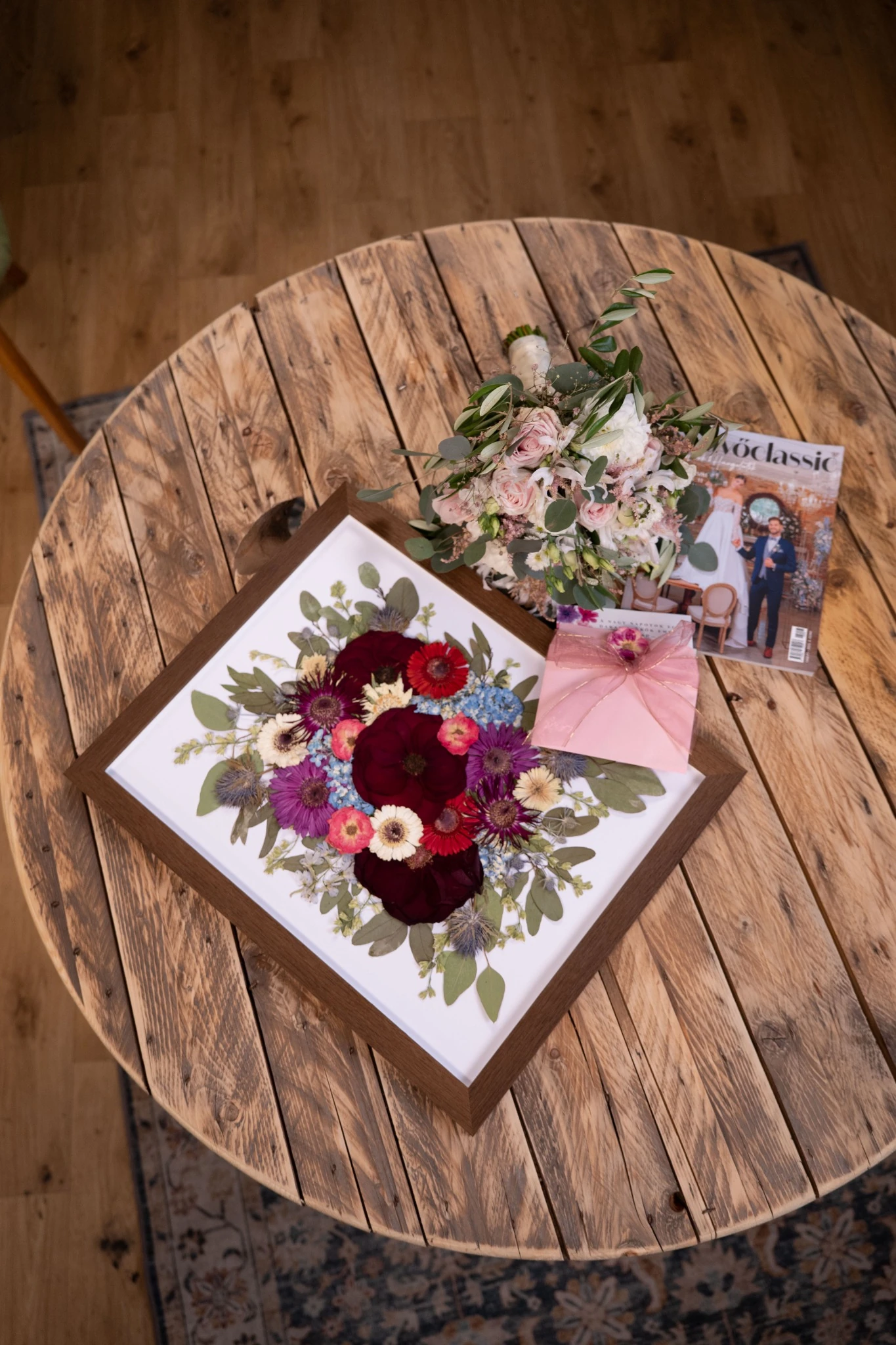 Préselt csokor a Yettel forgatáson